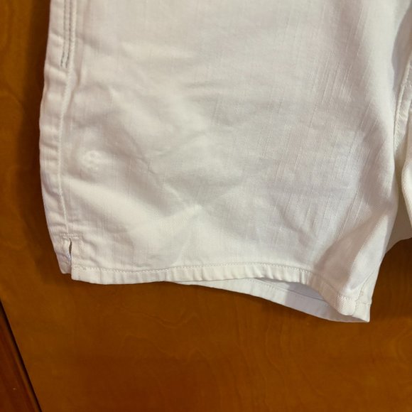 Levi's White Jean Shorts with White Tab and Two Buttons - Picture 6 of 14